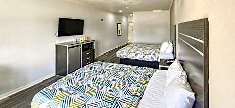 2 Queen Beds | Smoking, Micfridge