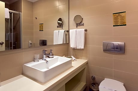 FAMILY ROOM TWO BEDROOMS ONE BATHROOM