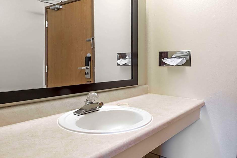 Super 8 by Wyndham Lebanon