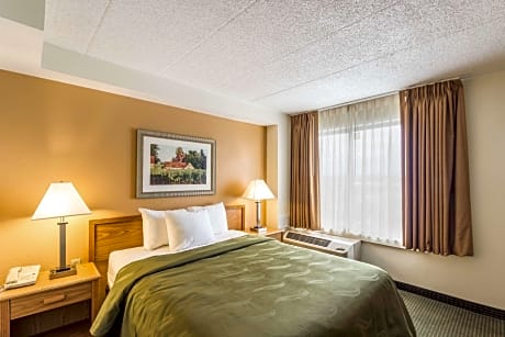 Queen Suite - Accessible/Non-Smoking