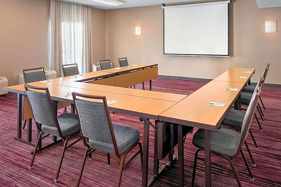 Courtyard by Marriott Newark Liberty International Airport