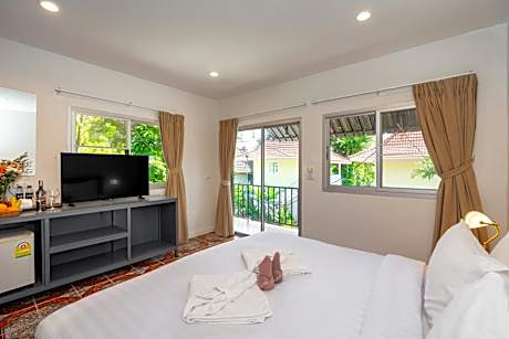 Deluxe Double Room with Side Sea View