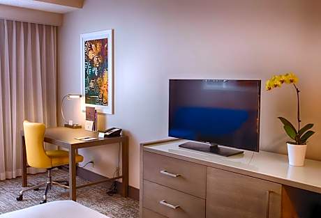 King Room - Mobility Access with Roll-In Shower - Non-Smoking