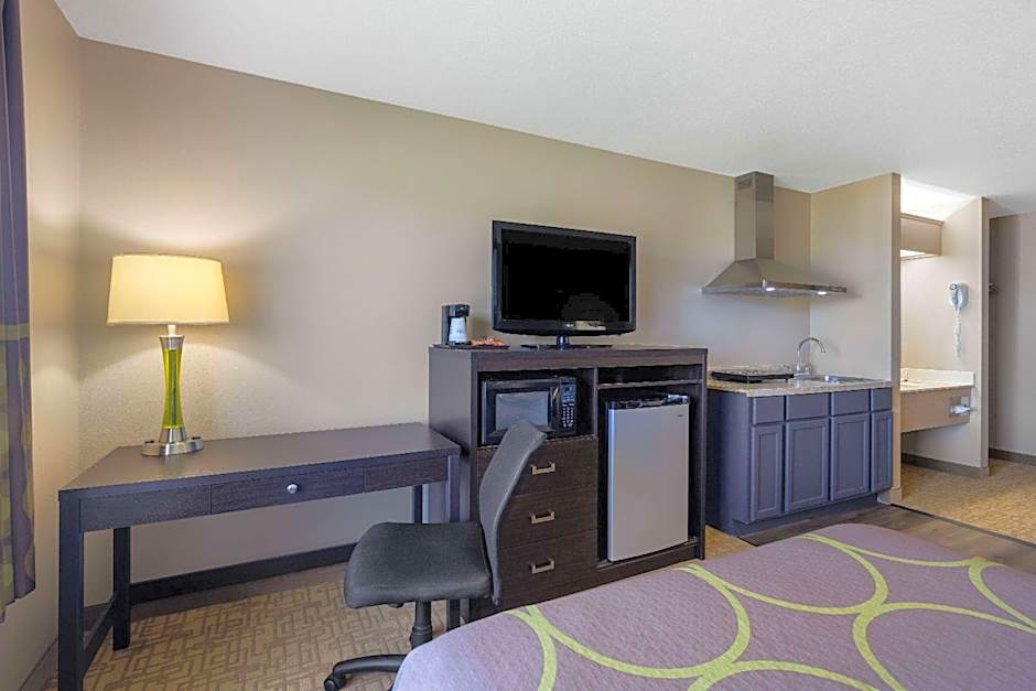 Super 8 by Wyndham Jackson MN