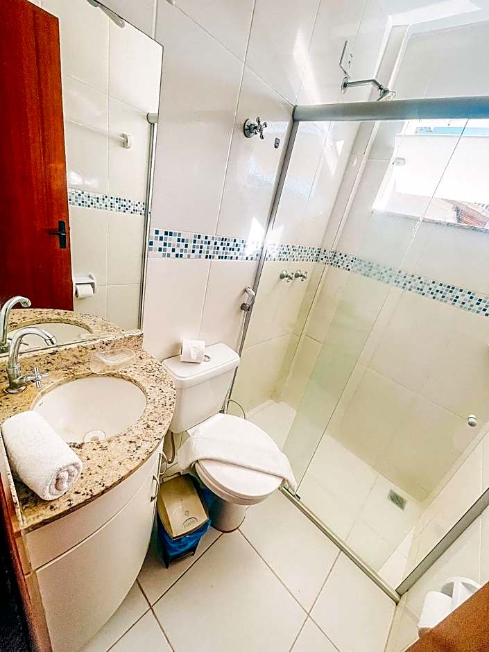 Flat's com 1 suíte no pavimento superior com internet privativa 300MBPS localizado no Residencial Mont Hebron, condomínio a aproximadamente 250m da praia de Taperapuã, com piscinas, sauna e portaria 24hrs