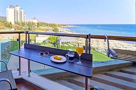 Marty's Beachfront Apartments