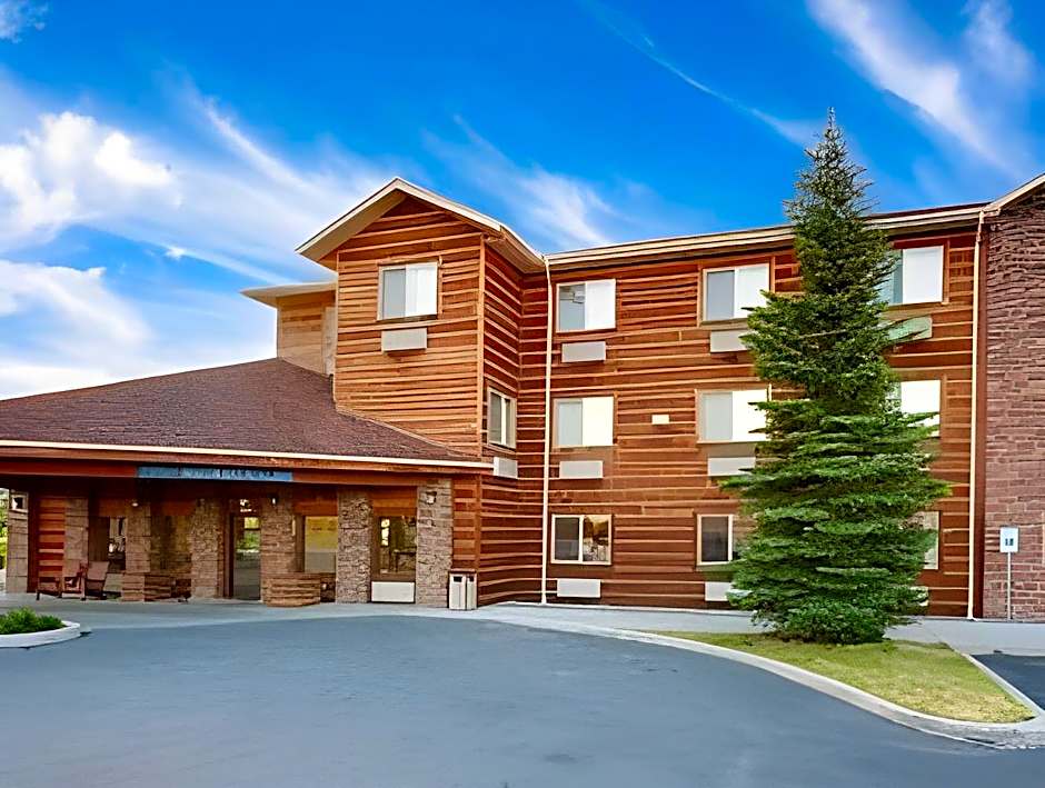 Pinedale Hotel & Suites
