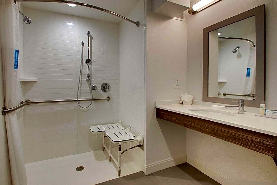 Photo 1 of 1 of 1 King Bed, Hearing/Mobility Accessible, Roll in Shower