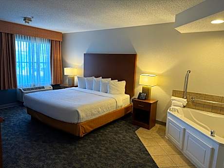 Deluxe King Suite - Mobility Access/Non-Smoking