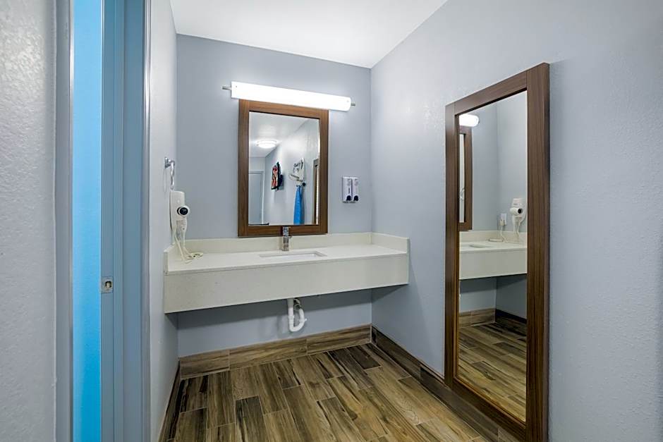 HomeTowne Studios by Red Roof Orange, TX