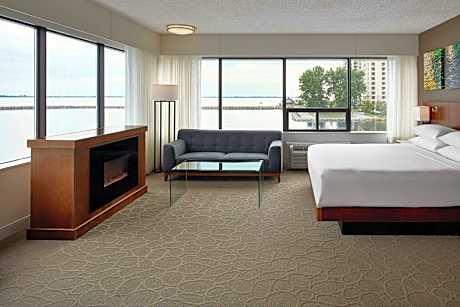 Corner King Deluxe, Larger Guest Room, 1 King, Waterfront, Fireplace