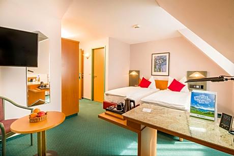 Comfort Triple Room with Queen Bed