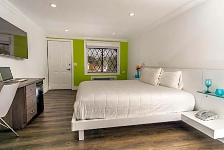 Deluxe King Room