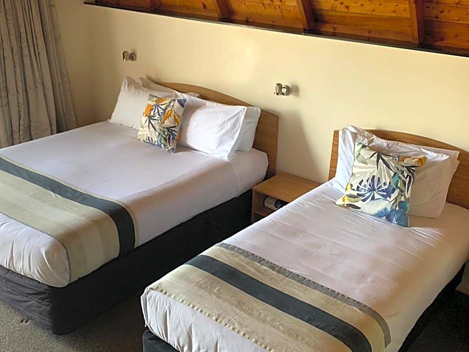 Mountain Chalets Motel