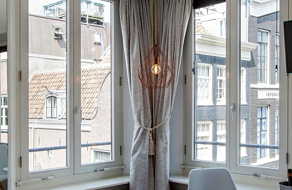 Jordaan Suite bed and bubbles