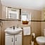 King Room with a shared Kitchen and bathroom in a 5-Bedroom House at Hanwell