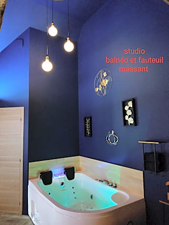 Studio with Spa Bath