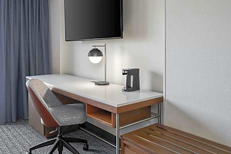 Guest Room with Two Queen Beds and Balcony - Aquarium View