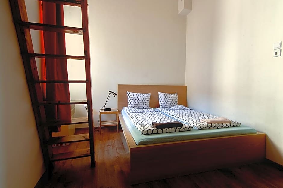 Pal's Hostel and Apartments