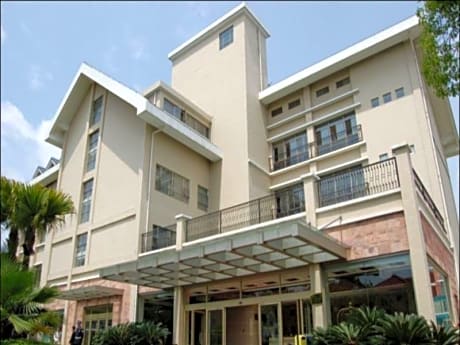 Yichang Guobin Garden Hotel