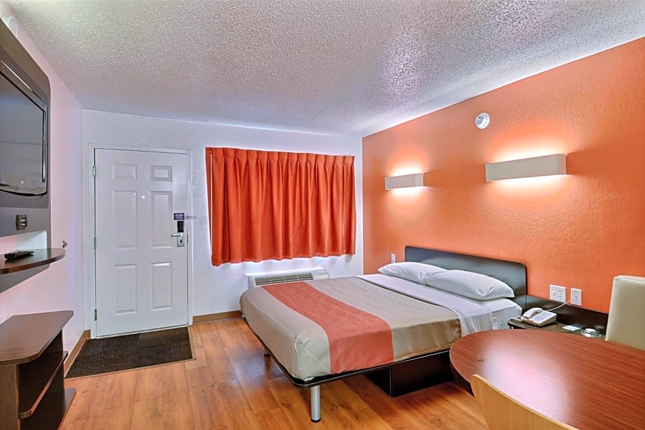 Motel 6-Tewksbury, MA - Boston
