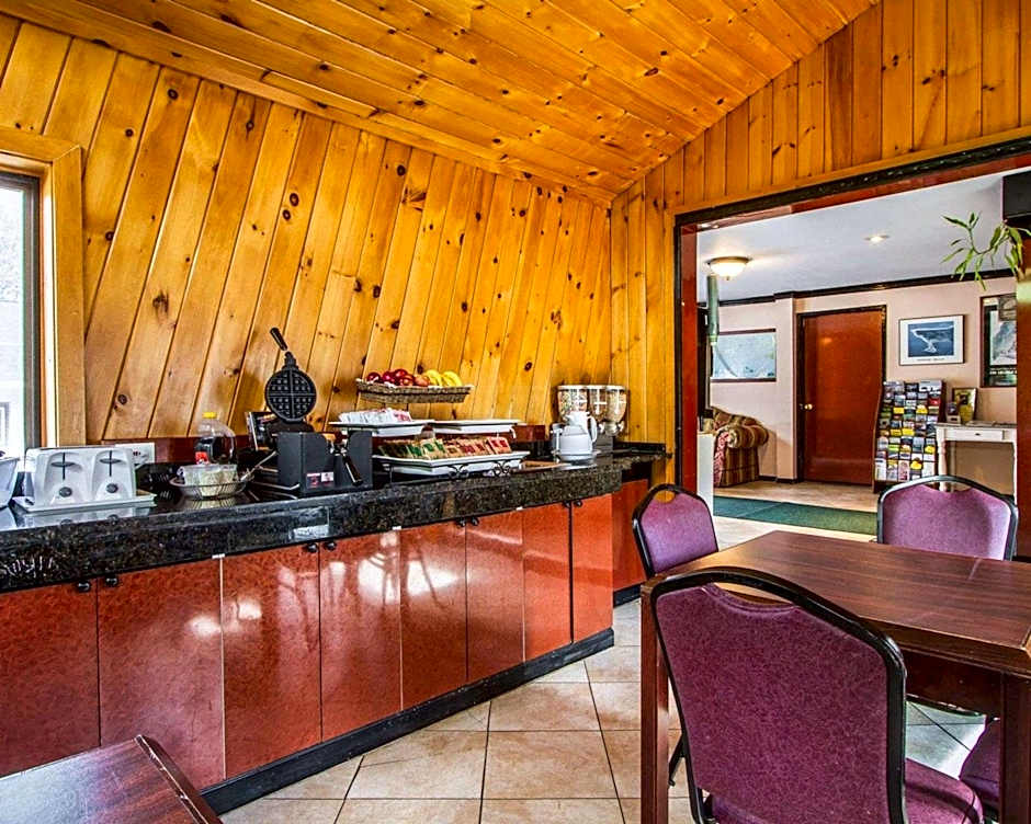 Rodeway Inn & Suites Brunswick near Hwy 1