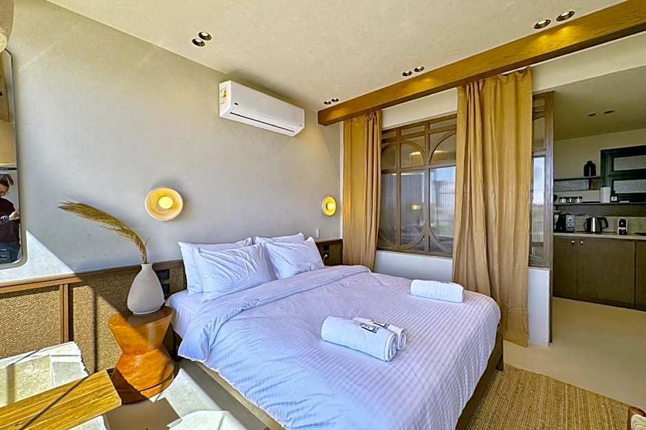 The 2 BDR Pyramids Vista w Bathtub