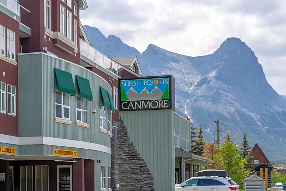 Three Peaks Getaway Jacuzzi Suite - sleeps 4