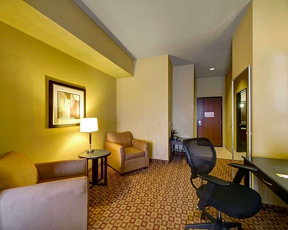 Comfort Inn & Suites Donna near I-2