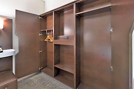 King Study Room - Non-Smoking