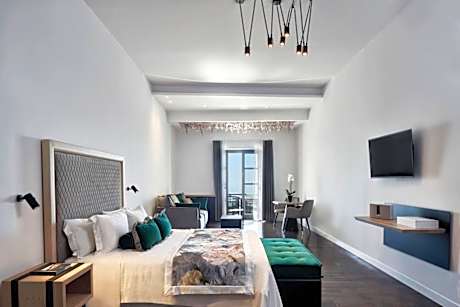 Senior Jetted Tub Suite Sea View