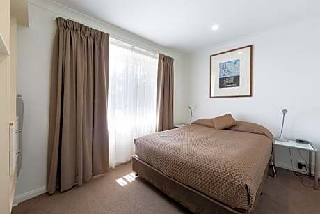 Executive Two-Bedroom Albany Apartment (compact)