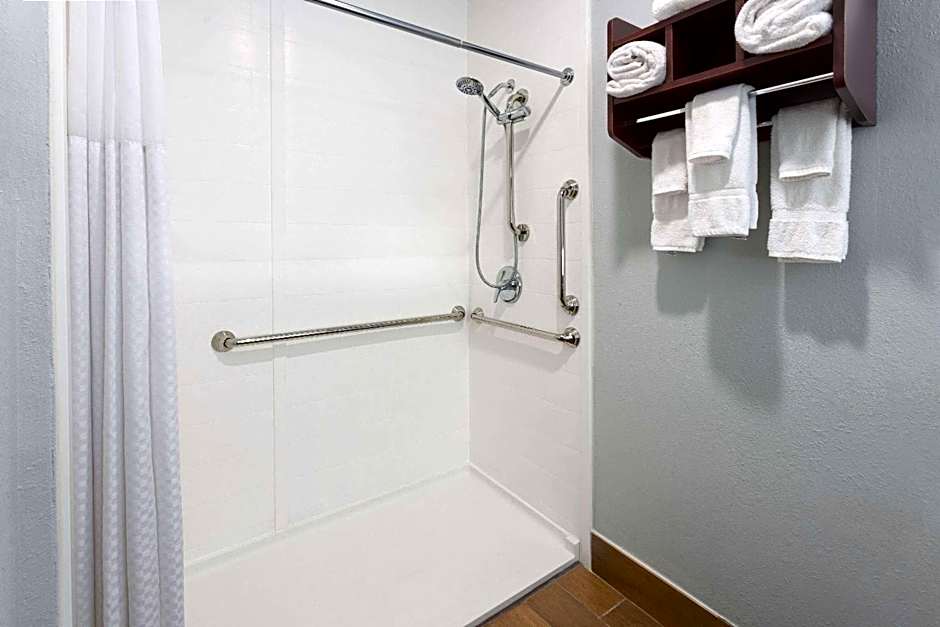 La Quinta Inn & Suites by Wyndham Buffalo Airport