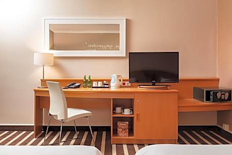 Spacious and Comfortable Room with Queen Bed