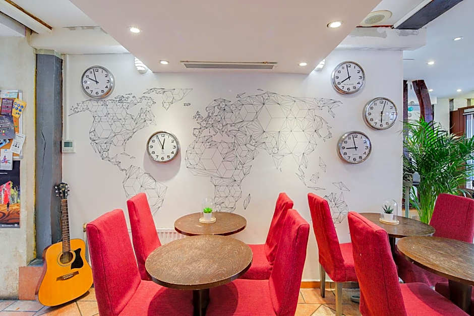 Le Village Montmartre by Hiphophostels