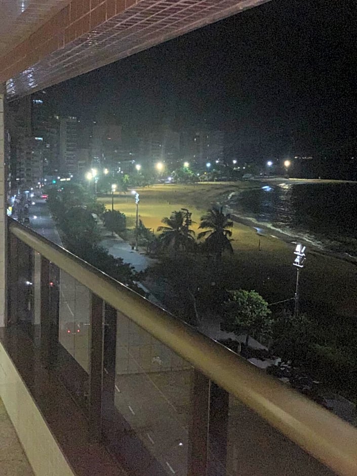 Apart-hotel com varanda de frente para o mar da Praia da Costa