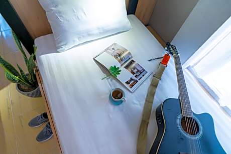 Single Bed in Mixed Dormitory Room