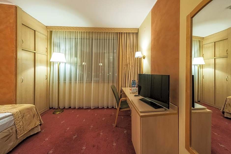 HP Park Plaza