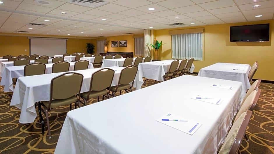 Holiday Inn Express Hotel & Suites Rogers By IHG