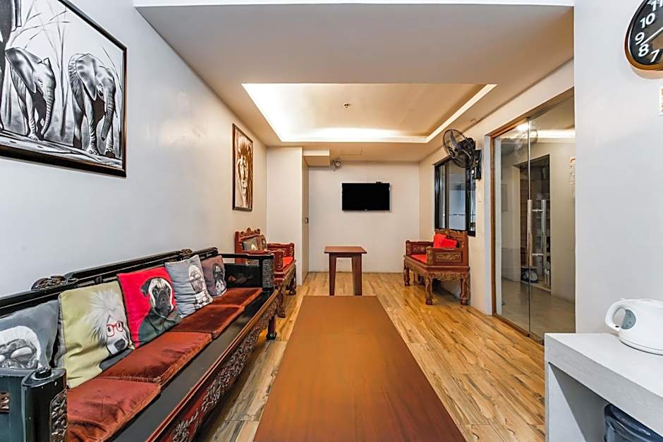 OYO 136 Regal Residences