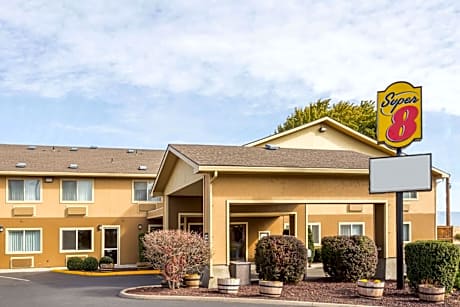 Super 8 by Wyndham LaGrande