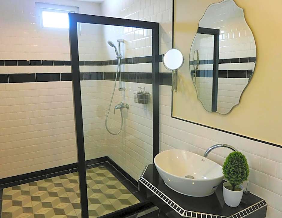 Bloom Boutique Hotel & Cafe