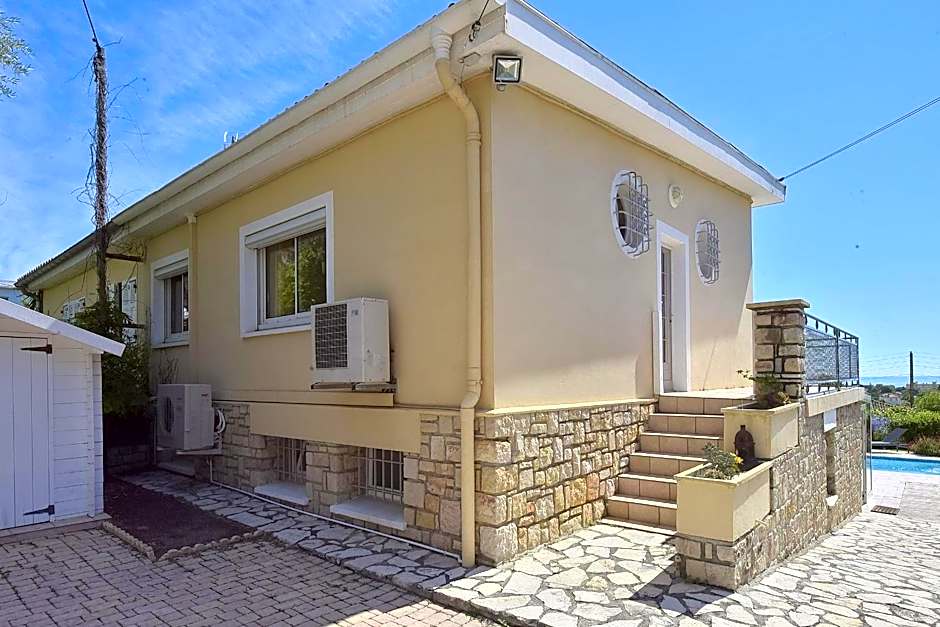 Family house with swimming pool & sea view
