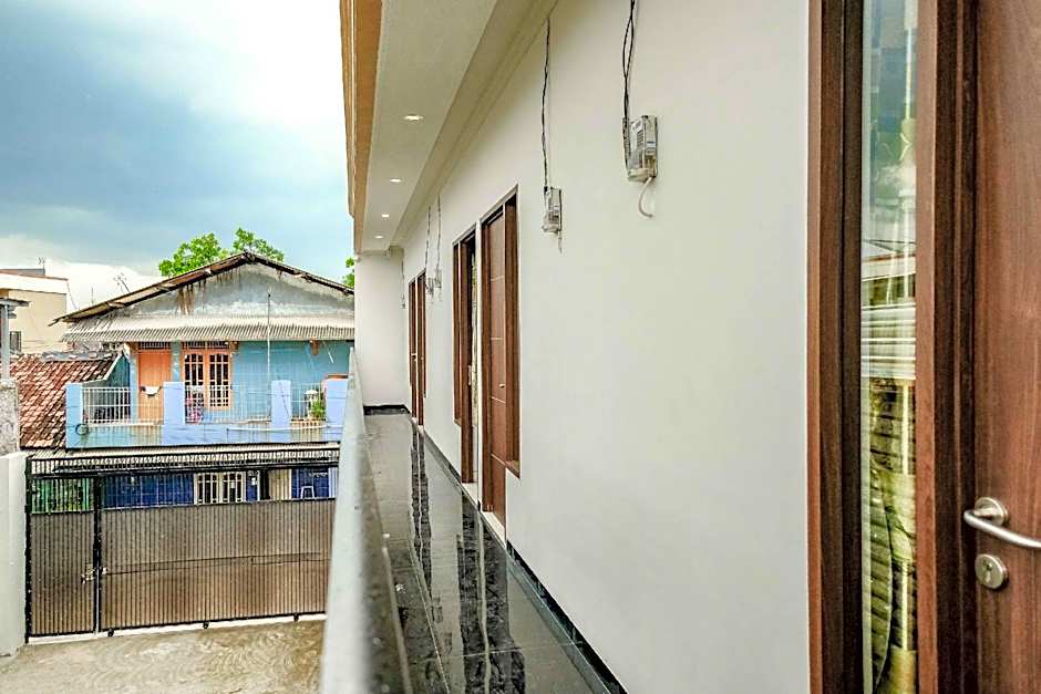 Rudi Rooms near Stasiun Cikarang Mitra RedDoorz