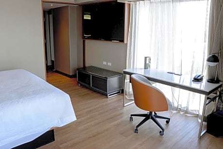 Corner Room, Guest room, 1 King, City view, Corner room