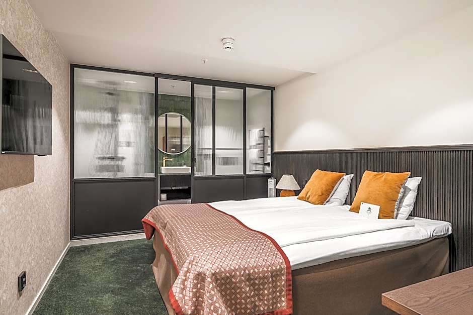 Crystal Plaza Hotel