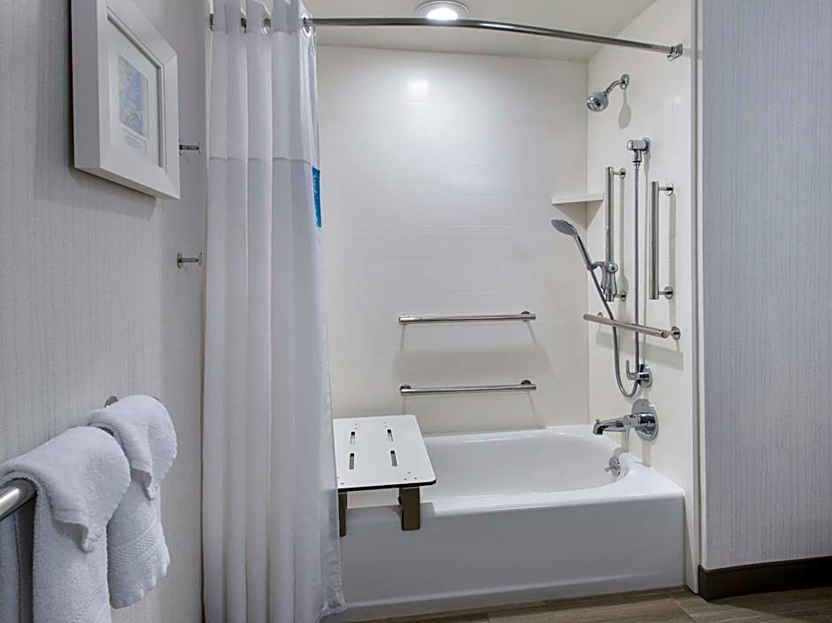 Photo 1 of 1 of 1 Queen Bed, Accessible, Bathtub