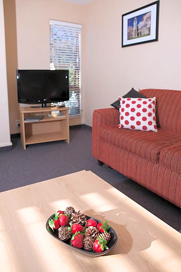 Alhambra Oaks Motor Lodge