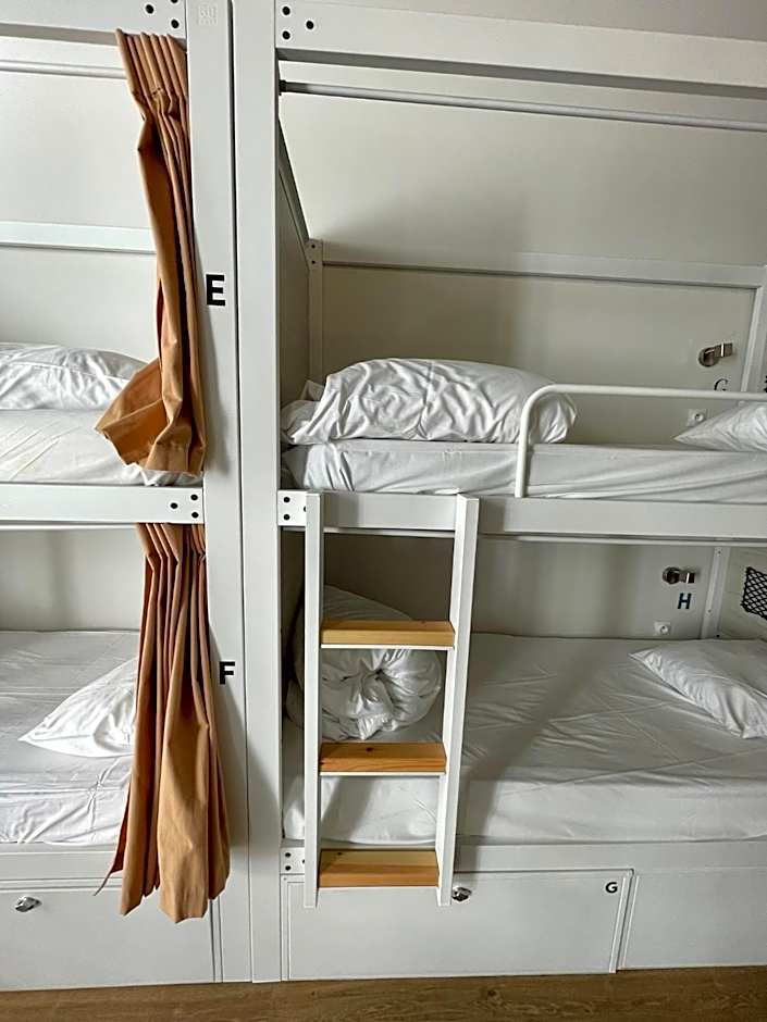 Georges Hostel & Café
