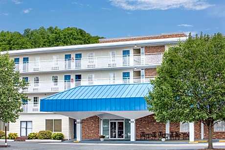 Howard Johnson by Wyndham Staunton